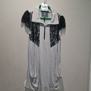 040 NWOT Ladies Top With Pockets